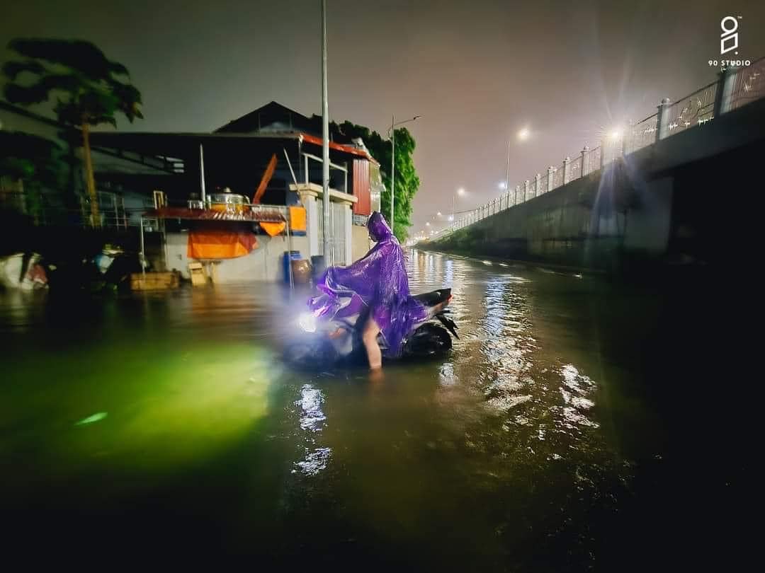 H&agrave;ng ngh&igrave;n người ở H&agrave; Nam gia cố đ&ecirc;, chạy lũ cả ng&agrave;y lẫn đ&ecirc;m- Ảnh 22.