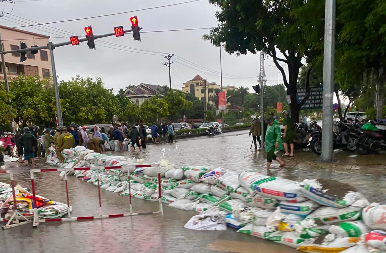 H&agrave;ng ngh&igrave;n người ở H&agrave; Nam gia cố đ&ecirc;, chạy lũ cả ng&agrave;y lẫn đ&ecirc;m- Ảnh 23.