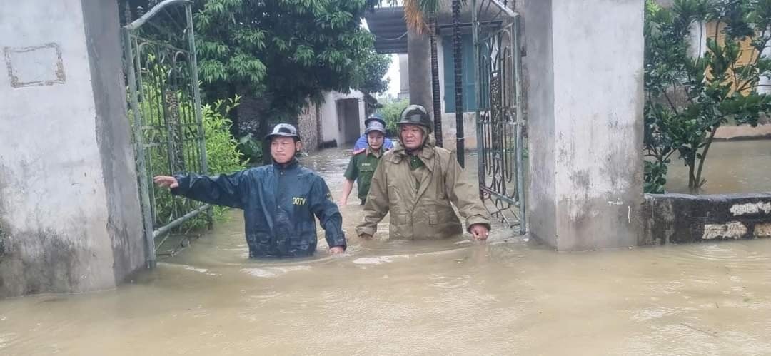 H&agrave;ng ngh&igrave;n người ở H&agrave; Nam gia cố đ&ecirc;, chạy lũ cả ng&agrave;y lẫn đ&ecirc;m- Ảnh 5.
