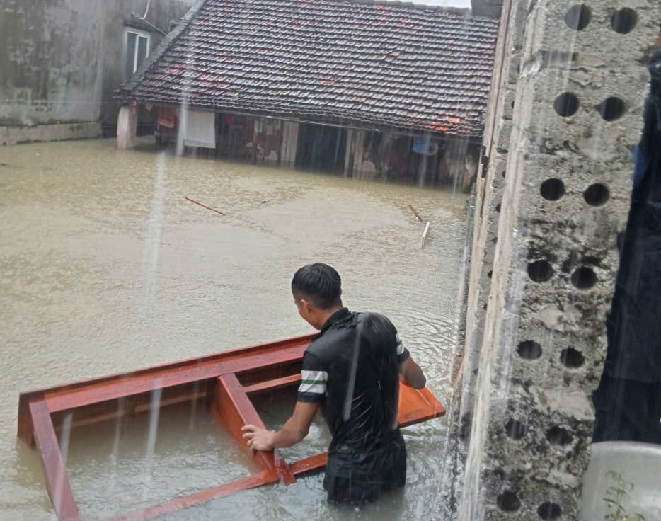 H&agrave;ng ngh&igrave;n người ở H&agrave; Nam gia cố đ&ecirc;, chạy lũ cả ng&agrave;y lẫn đ&ecirc;m- Ảnh 10.