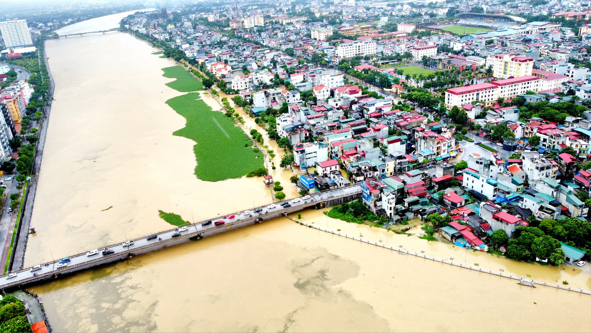 H&agrave;ng ngh&igrave;n người ở H&agrave; Nam gia cố đ&ecirc;, chạy lũ cả ng&agrave;y lẫn đ&ecirc;m- Ảnh 4.