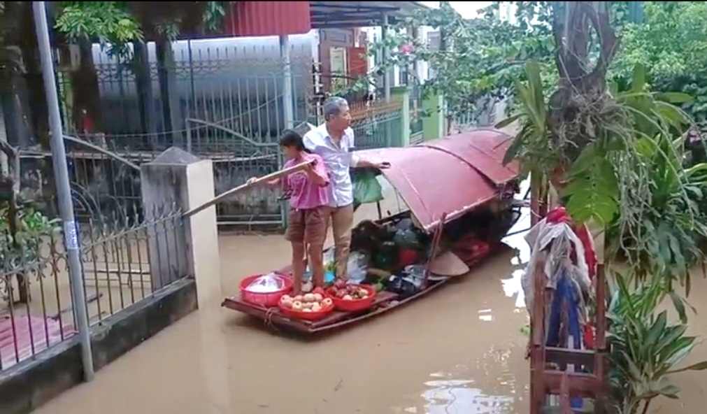 Nước s&ocirc;ng d&acirc;ng cao, hơn 600 hộ d&acirc;n ở Ninh B&igrave;nh bị c&ocirc; lập- Ảnh 3.