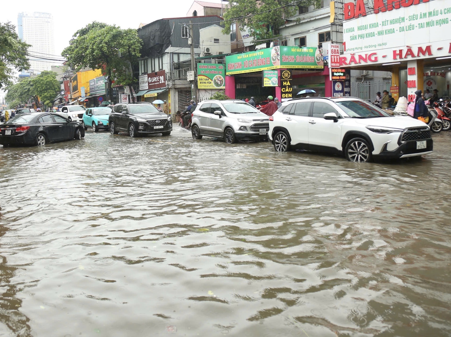 H&agrave; Nội: Nhiều tuyến đường th&agrave;nh s&ocirc;ng sau trận mưa lớn đ&ecirc;m qua- Ảnh 16.