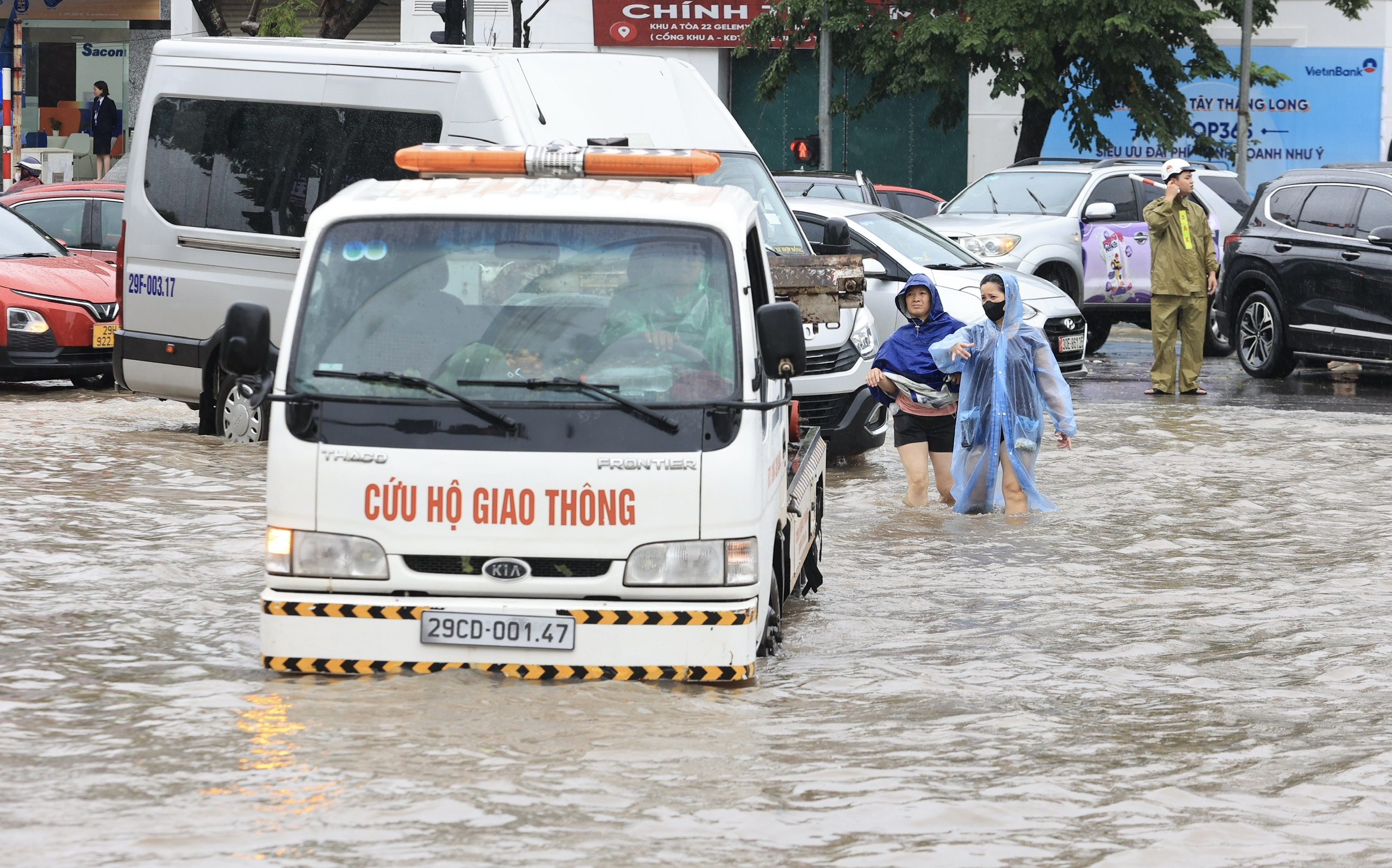 H&agrave; Nội: Cấm phương tiện đi đường gom đại lộ Thăng Long do ngập- Ảnh 1.