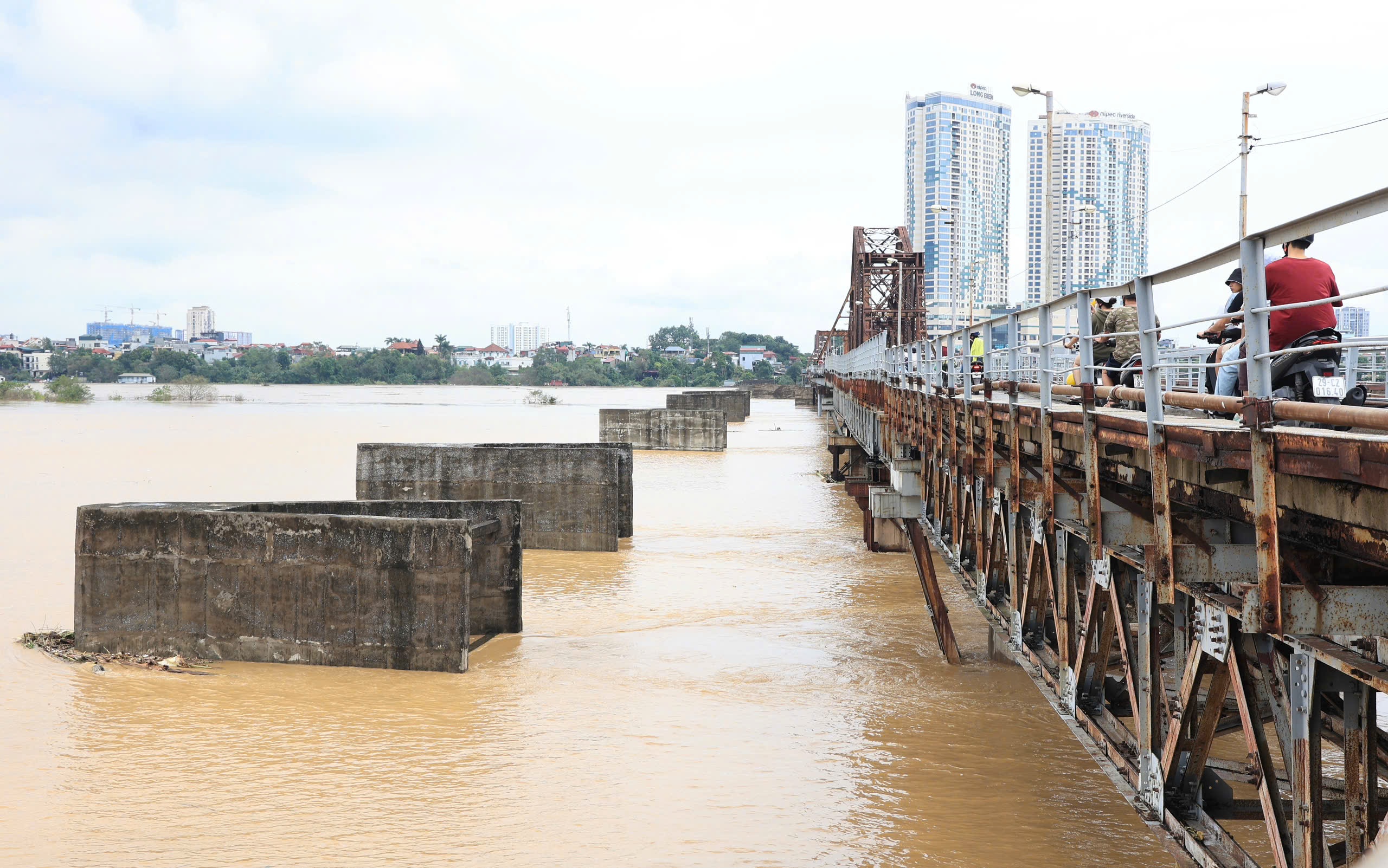 Toàn cảnh cầu Chương Dương, Long Biên ngày nước sông Hồng dâng cao- Ảnh 11. Toàn cảnh cầu Chương Dương, Long Biên ngày nước sông Hồng dâng cao- Ảnh 11.