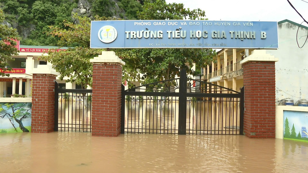Nước s&ocirc;ng d&acirc;ng cao, hơn 600 hộ d&acirc;n ở Ninh B&igrave;nh bị c&ocirc; lập- Ảnh 5.
