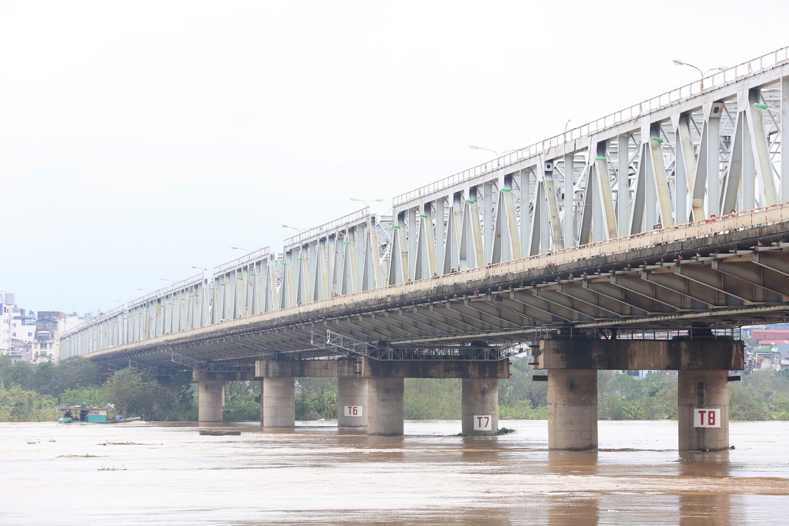 Toàn cảnh cầu Chương Dương, Long Biên ngày nước sông Hồng dâng cao- Ảnh 5. Toàn cảnh cầu Chương Dương, Long Biên ngày nước sông Hồng dâng cao- Ảnh 5.