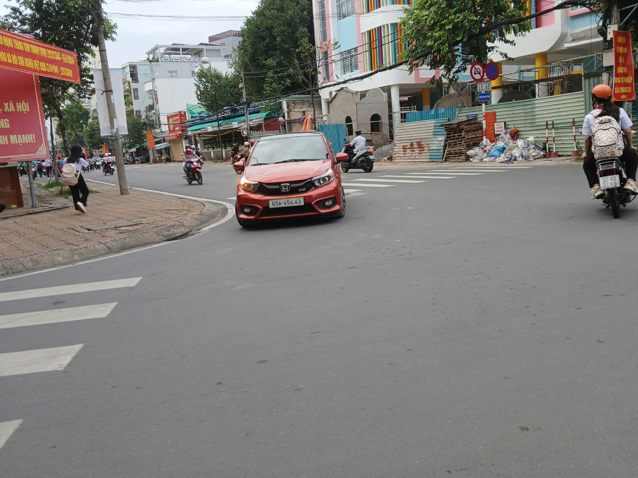 Cần Thơ: Phạt nguội &ocirc; t&ocirc; đưa học sinh v&agrave;o tận cổng trường, bất chấp đường cấm- Ảnh 10.