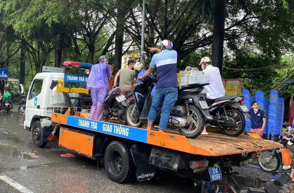 Thanh tra GTVT H&agrave; Nội d&ugrave;ng xe c&ocirc;ng vụ chở người d&acirc;n qua khu vực &uacute;ng ngập- Ảnh 1.