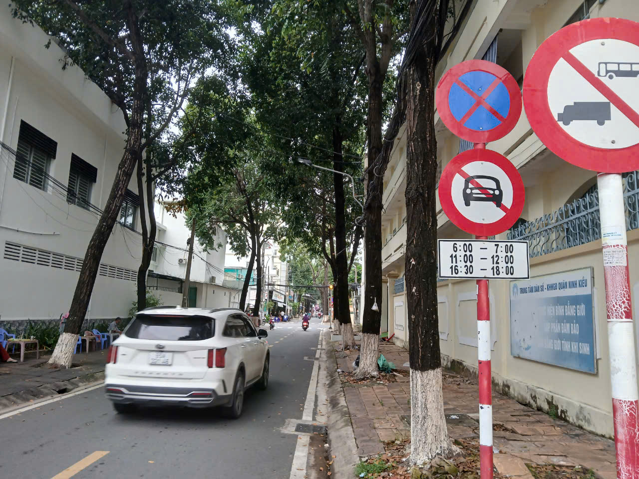 Cần Thơ: Ra qu&acirc;n xử phạt t&agrave;i xế &ocirc; t&ocirc; đưa rước học sinh bất chấp đường cấm- Ảnh 3.