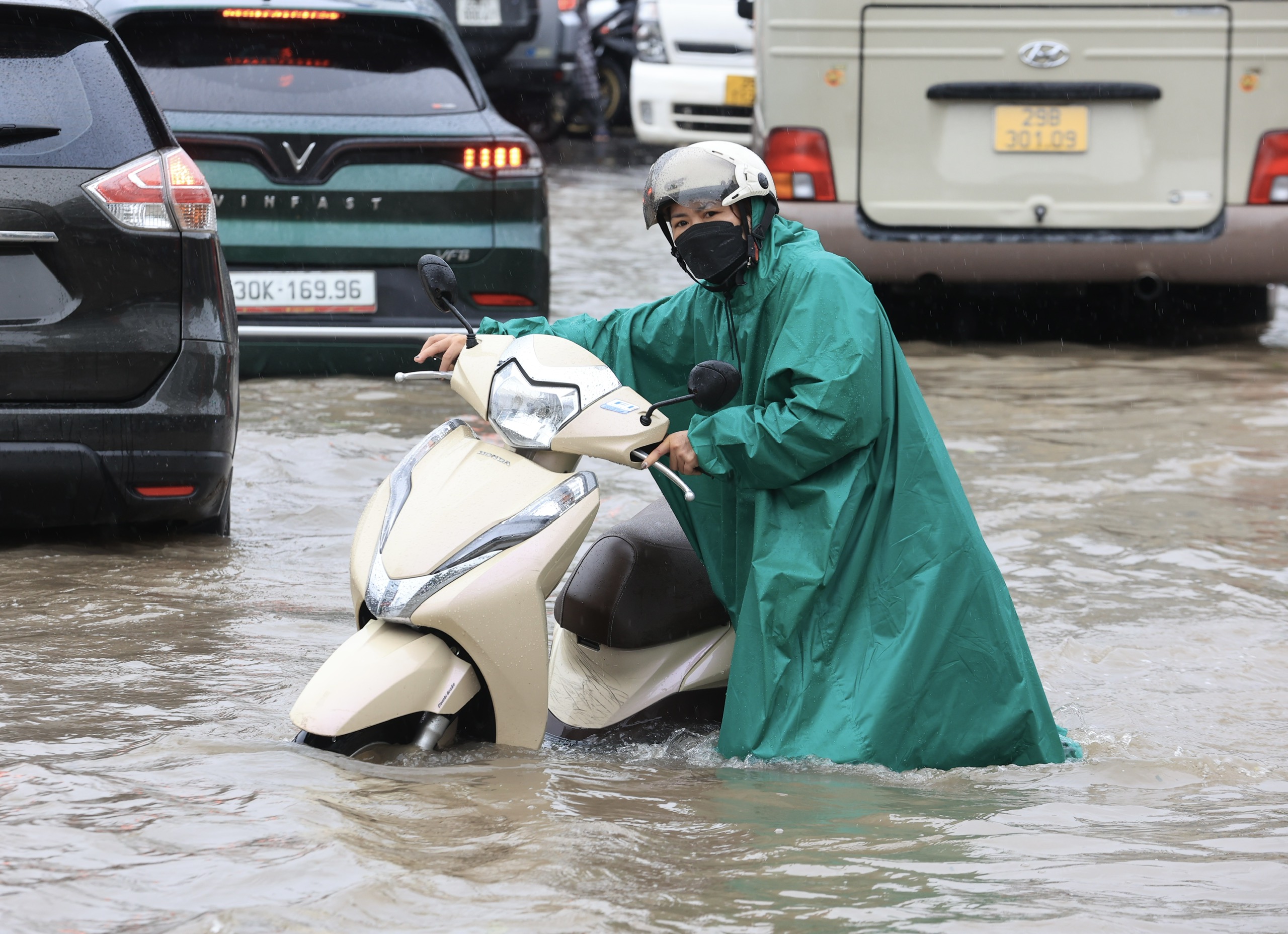 H&agrave; Nội: Nhiều tuyến đường th&agrave;nh s&ocirc;ng sau trận mưa lớn đ&ecirc;m qua- Ảnh 6.