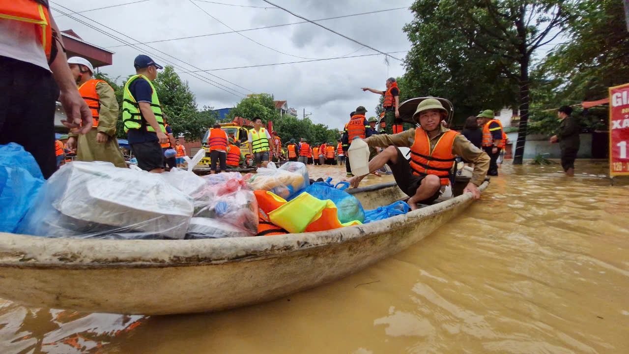 Thủ tướng Phạm Minh Ch&iacute;nh đi ca n&ocirc;, thị s&aacute;t lũ ở Bắc Giang- Ảnh 3.