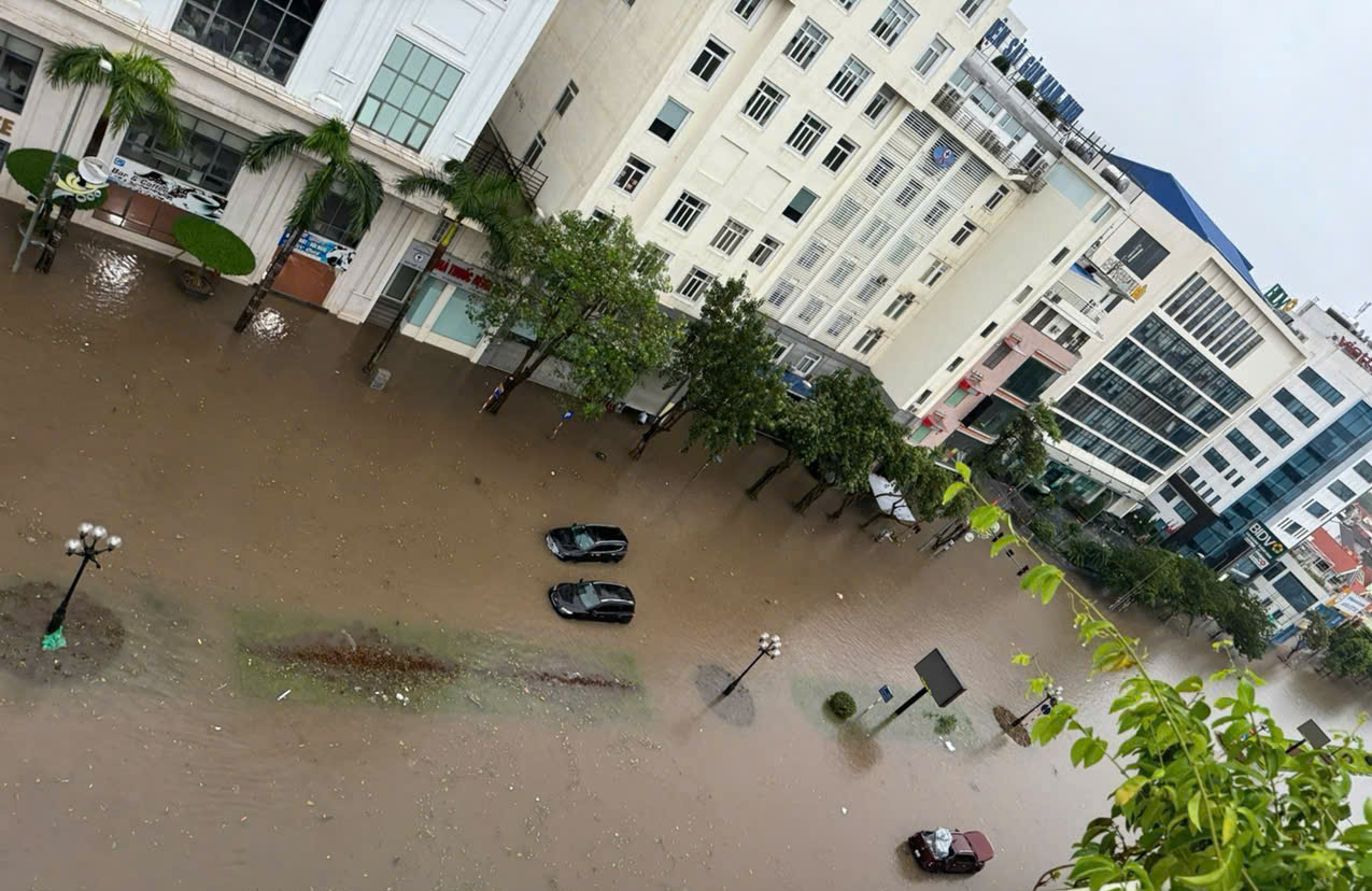 Nhiều khu vực TP Nam Định ngập s&acirc;u, cảnh s&aacute;t d&ugrave;ng xe c&ocirc;ng vụ đưa d&acirc;n qua đường- Ảnh 3.