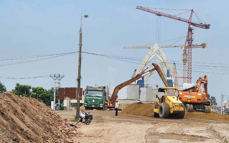 Hối hả c&ocirc;ng trường cầu d&acirc;y văng bắc qua s&ocirc;ng Đ&agrave;o ở Nam Định- Ảnh 4.