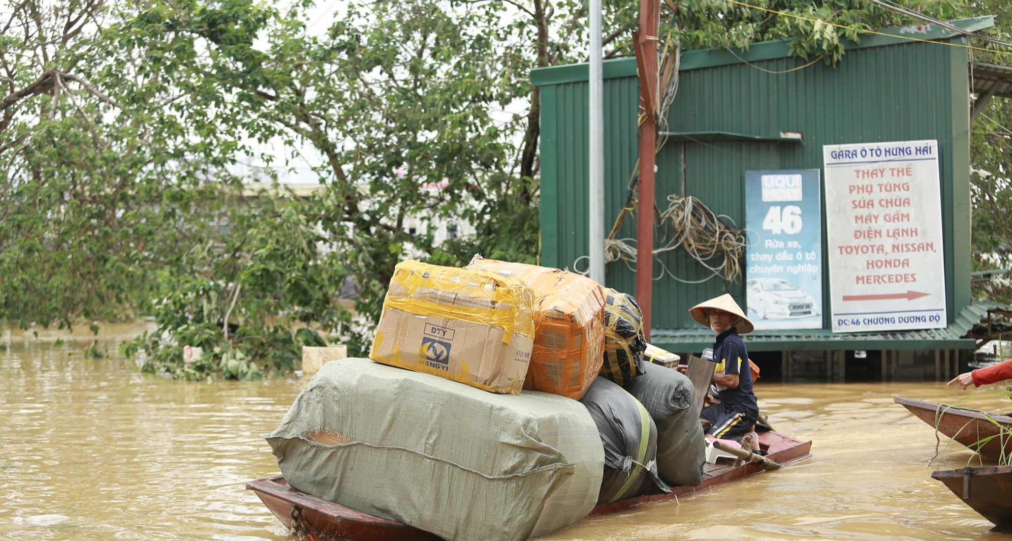 Nước s&ocirc;ng Hồng d&acirc;ng cao, người d&acirc;n ven s&ocirc;ng ở H&agrave; Nội gấp r&uacute;t chuyển đồ đạc- Ảnh 5.