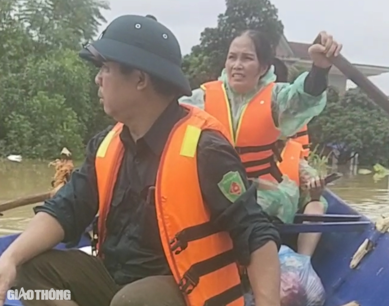 Giữa v&ugrave;ng lũ Th&aacute;i Nguy&ecirc;n: "Ch&egrave;o đ&ograve; tới đ&acirc;u, nước mắt t&ocirc;i rơi tới đ&oacute;"- Ảnh 1.