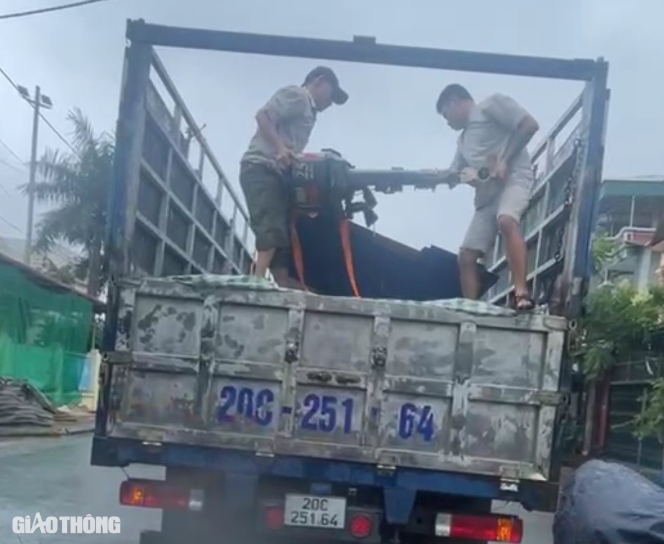 Giữa v&ugrave;ng lũ Th&aacute;i Nguy&ecirc;n: "Ch&egrave;o đ&ograve; tới đ&acirc;u, nước mắt t&ocirc;i rơi tới đ&oacute;"- Ảnh 2.