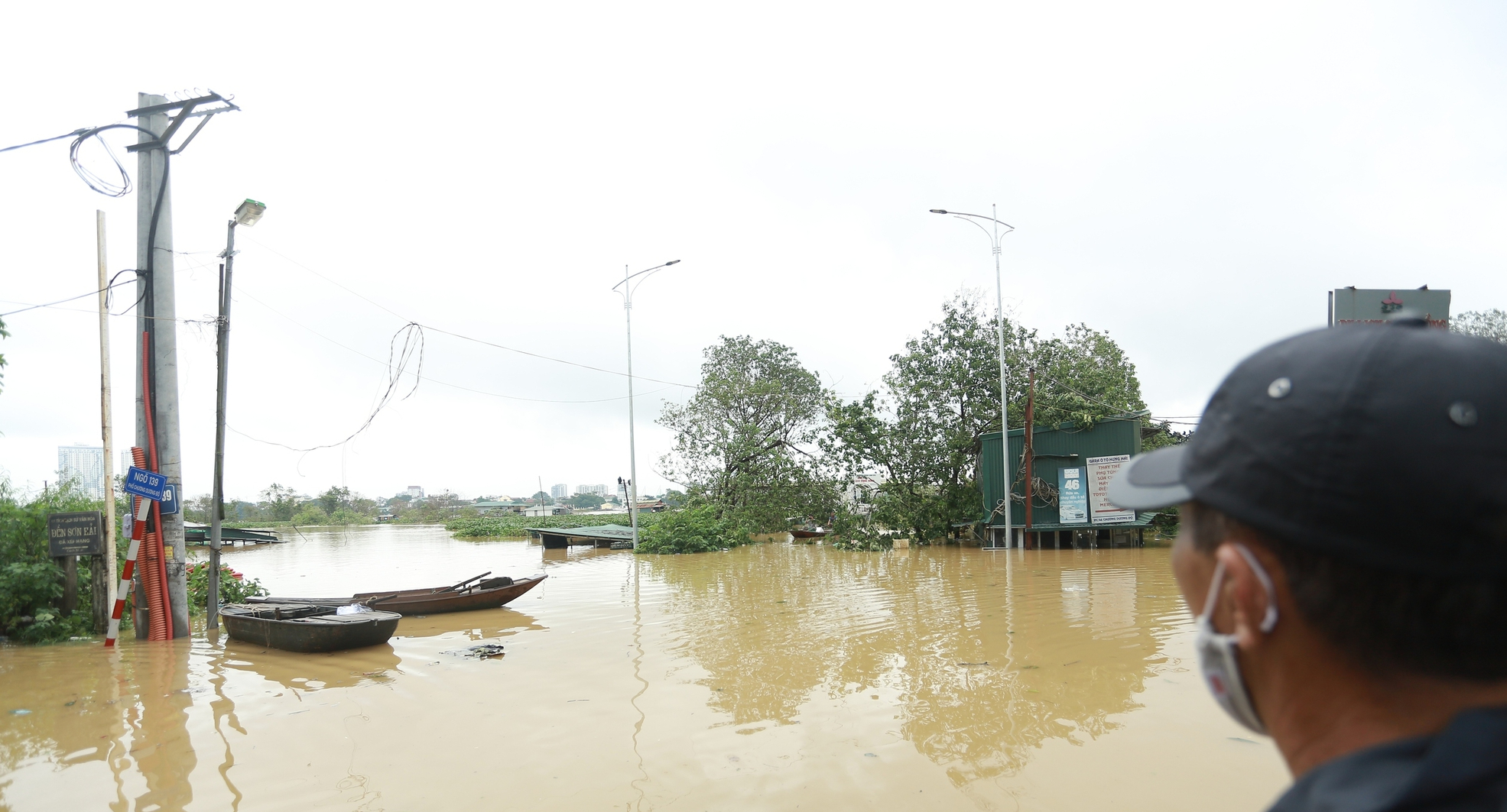 Nước s&ocirc;ng Hồng d&acirc;ng cao, người d&acirc;n ven s&ocirc;ng ở H&agrave; Nội gấp r&uacute;t chuyển đồ đạc- Ảnh 6.