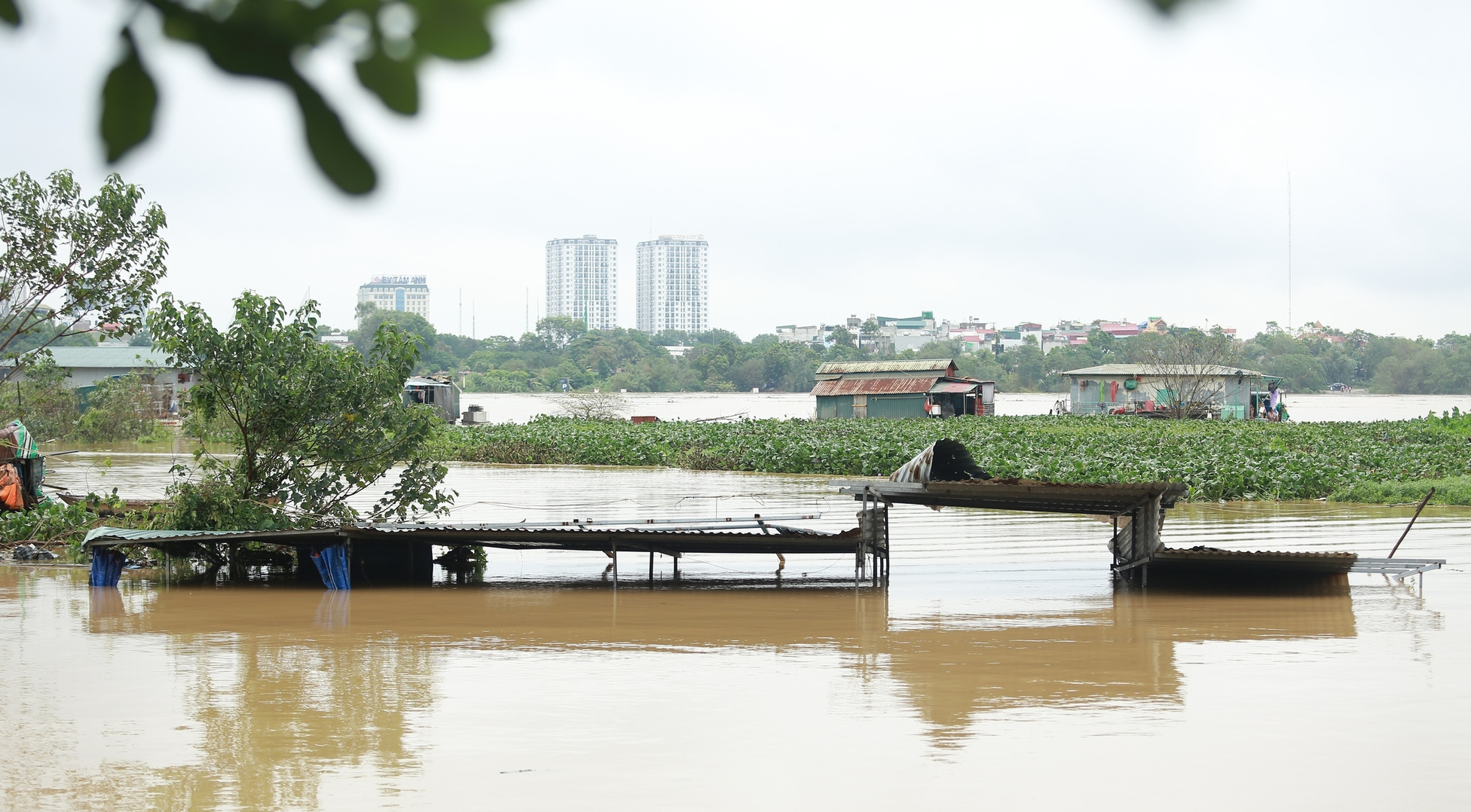 Nước s&ocirc;ng Hồng d&acirc;ng cao, người d&acirc;n ven s&ocirc;ng ở H&agrave; Nội gấp r&uacute;t chuyển đồ đạc- Ảnh 7.