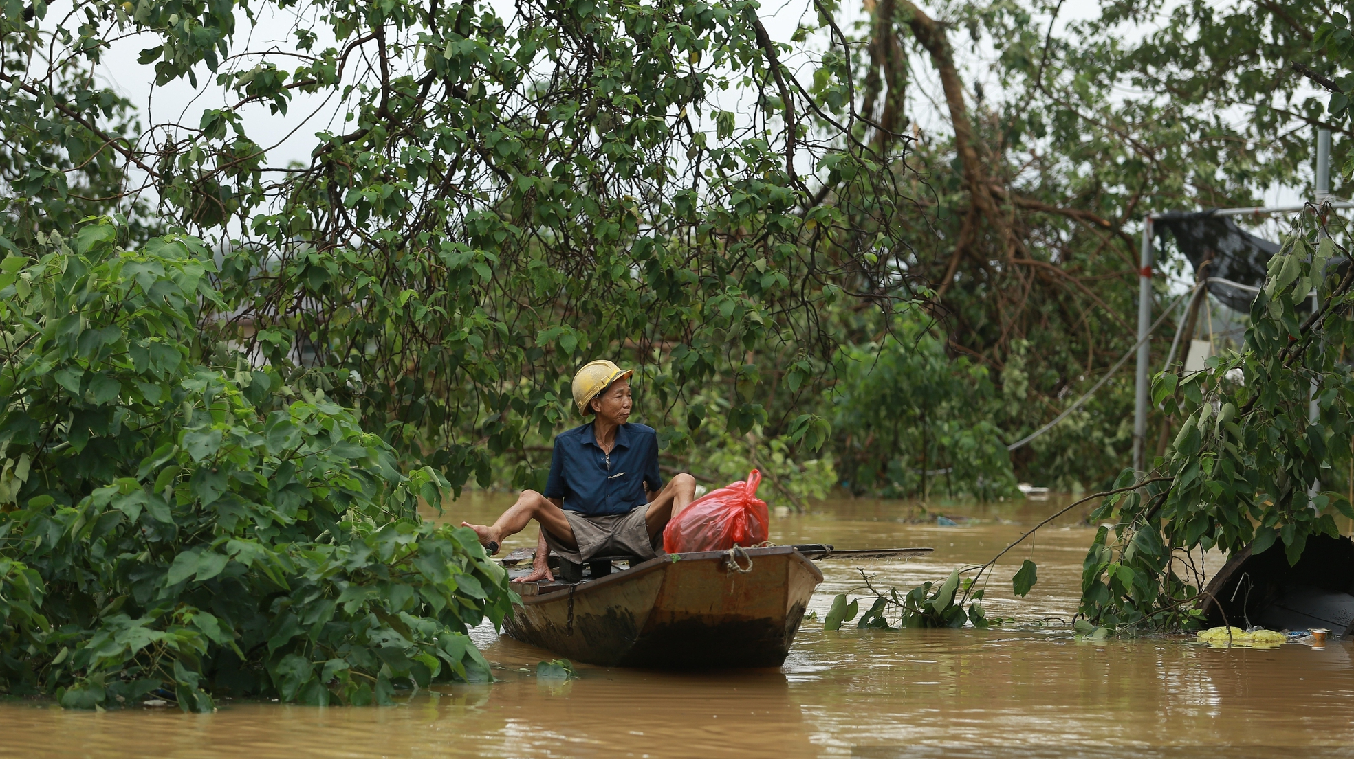 Nước s&ocirc;ng Hồng d&acirc;ng cao, người d&acirc;n ven s&ocirc;ng ở H&agrave; Nội gấp r&uacute;t chuyển đồ đạc- Ảnh 8.