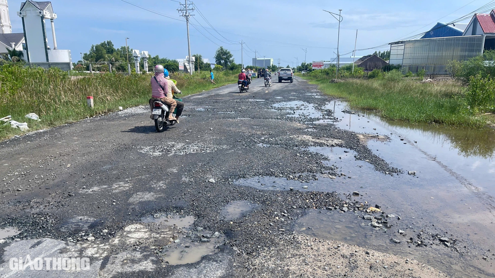 Quốc lộ 1, đường Hồ Ch&iacute; Minh qua C&agrave; Mau xuất hiện nhiều điểm hư hỏng- Ảnh 1.