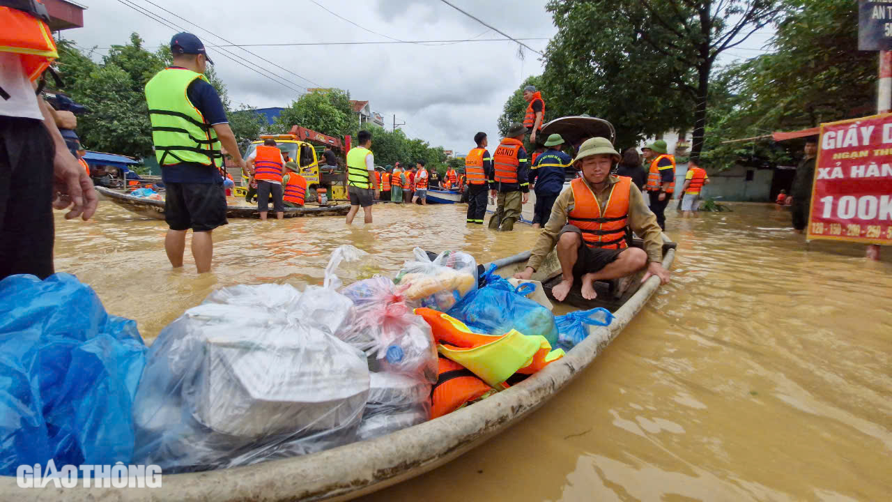Cận cảnh những chuyến xuồng xu&ocirc;i ngược, chở đầy nghĩa t&igrave;nh tại "rốn lũ" Th&aacute;i Nguy&ecirc;n- Ảnh 11.
