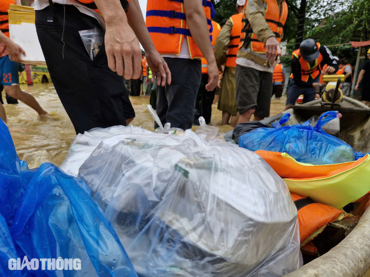 Cận cảnh những chuyến xuồng xu&ocirc;i ngược, chở đầy nghĩa t&igrave;nh tại "rốn lũ" Th&aacute;i Nguy&ecirc;n- Ảnh 12.