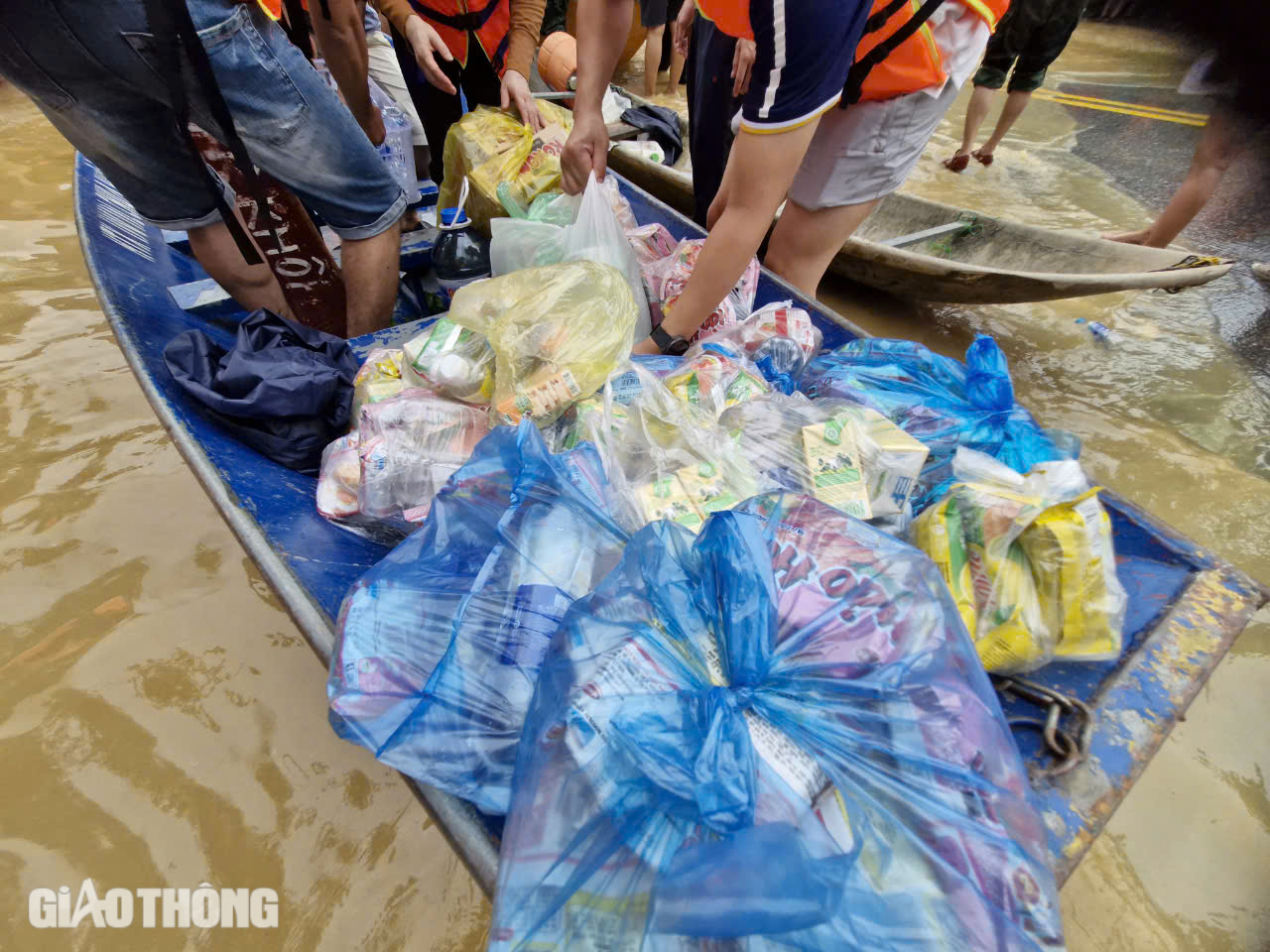 Cận cảnh những chuyến xuồng xu&ocirc;i ngược, chở đầy nghĩa t&igrave;nh tại "rốn lũ" Th&aacute;i Nguy&ecirc;n- Ảnh 13.