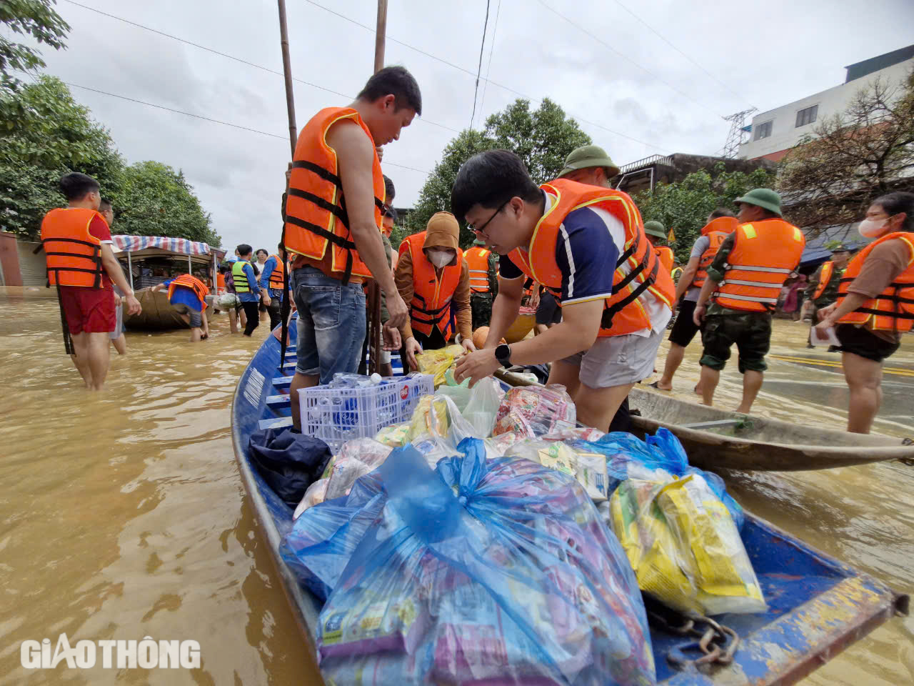 Cận cảnh những chuyến xuồng xu&ocirc;i ngược, chở đầy nghĩa t&igrave;nh tại "rốn lũ" Th&aacute;i Nguy&ecirc;n- Ảnh 14.