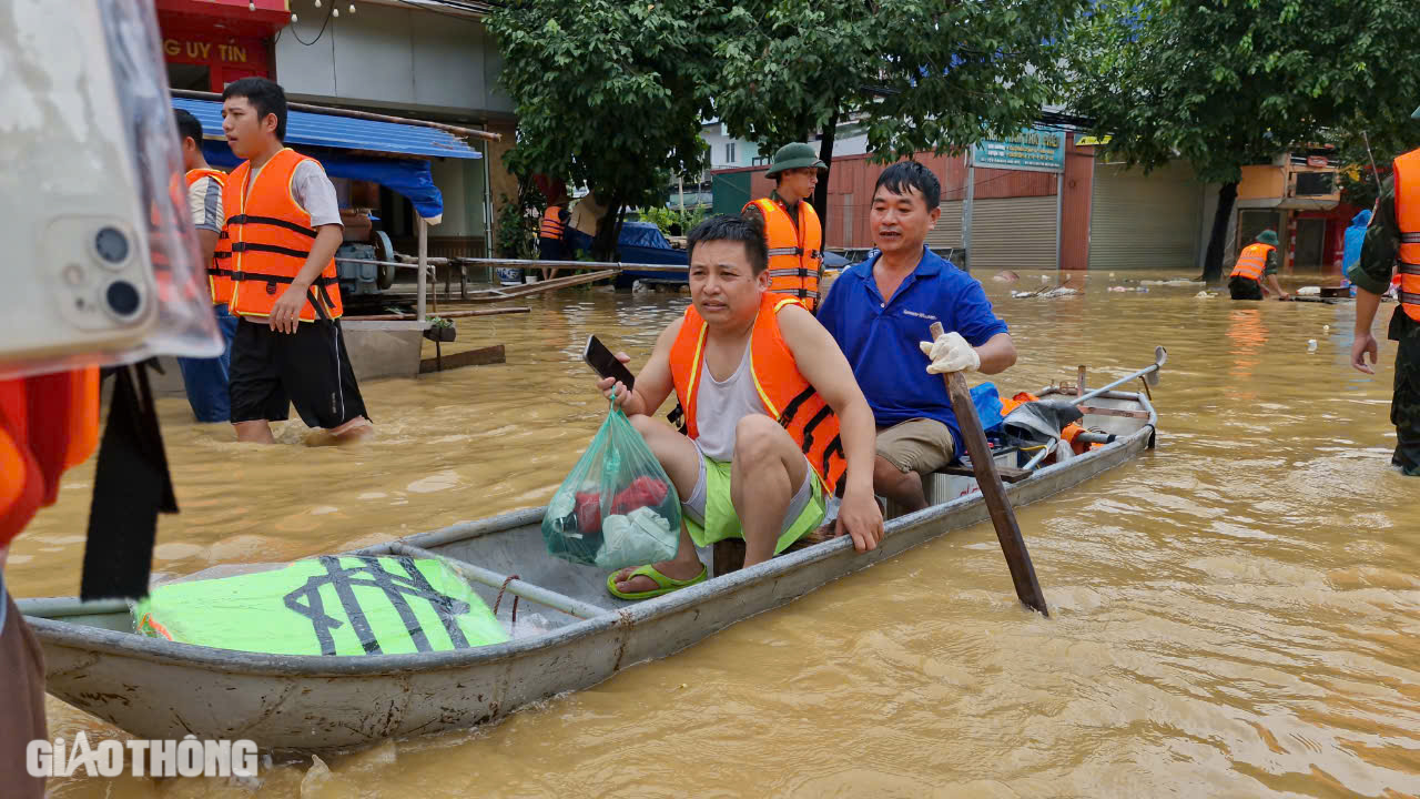 Cận cảnh những chuyến xuồng xu&ocirc;i ngược, chở đầy nghĩa t&igrave;nh tại "rốn lũ" Th&aacute;i Nguy&ecirc;n- Ảnh 7.