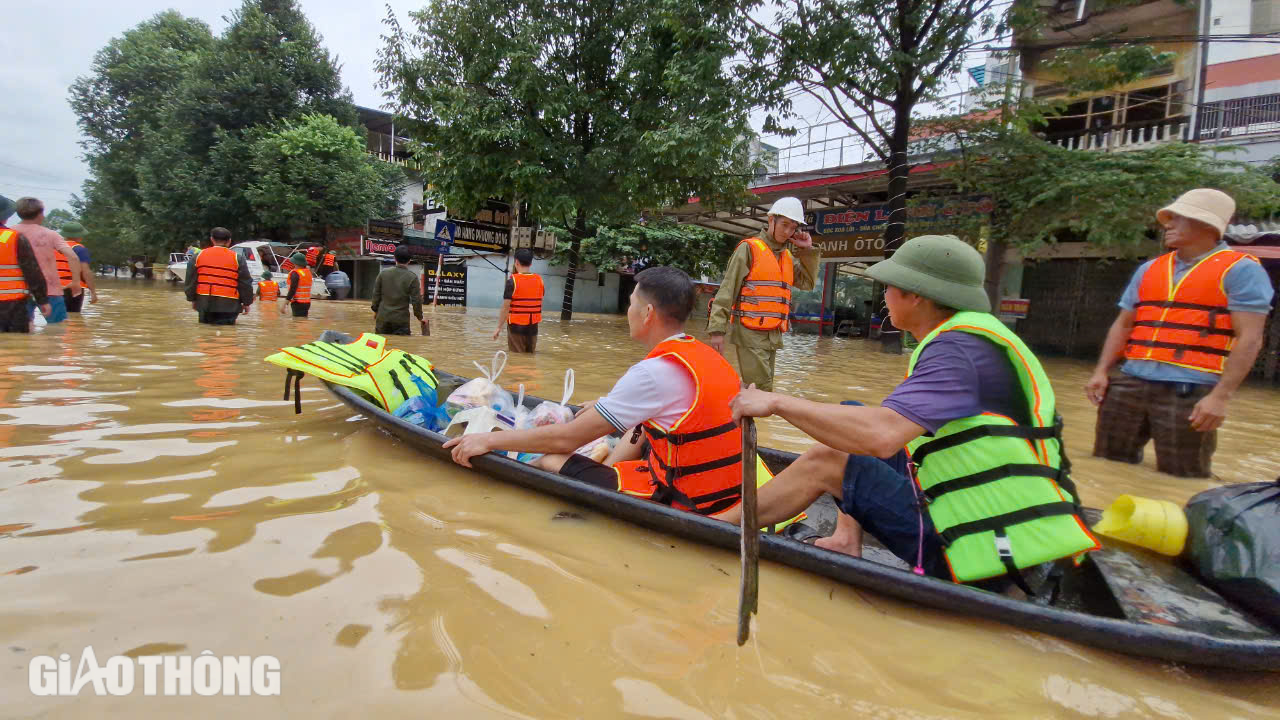 Cận cảnh những chuyến xuồng xu&ocirc;i ngược, chở đầy nghĩa t&igrave;nh tại "rốn lũ" Th&aacute;i Nguy&ecirc;n- Ảnh 9.