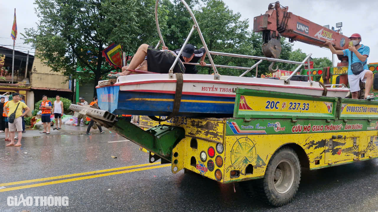Cận cảnh những chuyến xuồng xu&ocirc;i ngược, chở đầy nghĩa t&igrave;nh tại "rốn lũ" Th&aacute;i Nguy&ecirc;n- Ảnh 5.