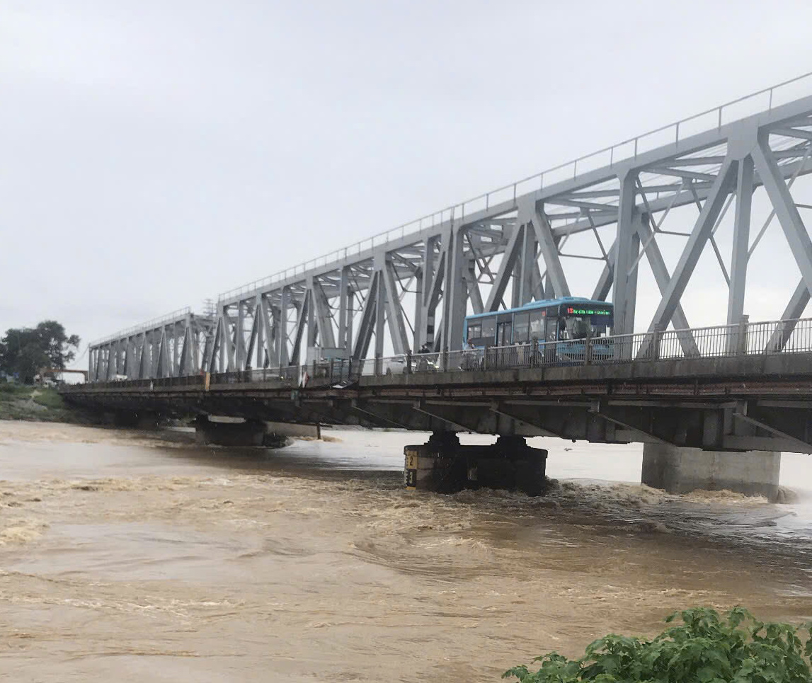 Đường sắt dừng chạy t&agrave;u, đề nghị H&agrave; Nội hạn chế phương tiện qua cầu Đuống- Ảnh 1.