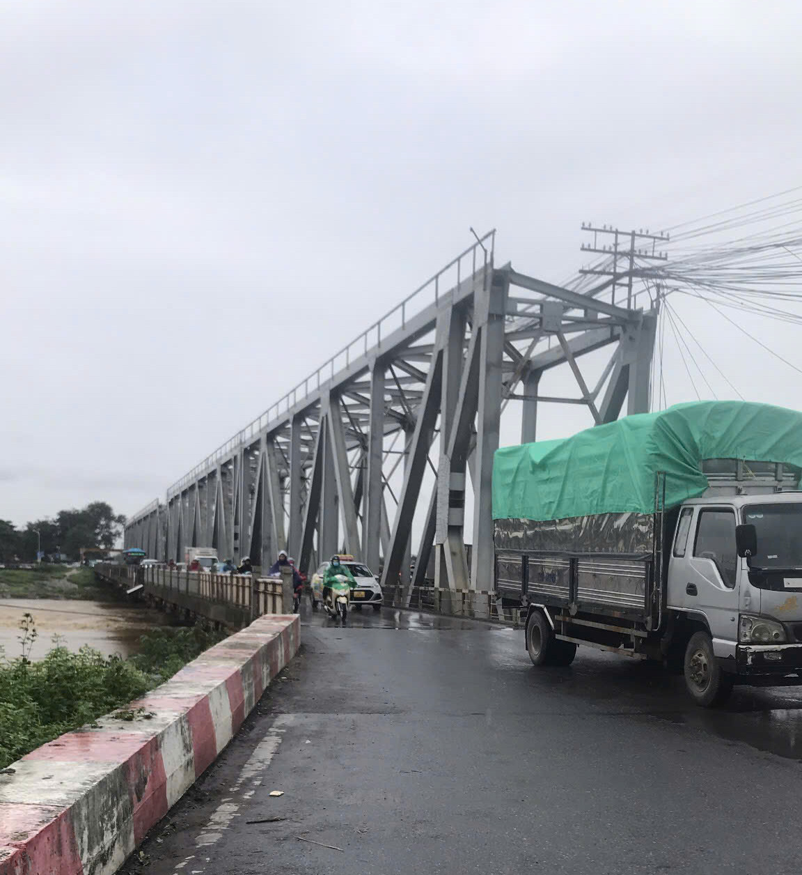 Đường sắt dừng chạy t&agrave;u, đề nghị H&agrave; Nội hạn chế phương tiện qua cầu Đuống- Ảnh 2.