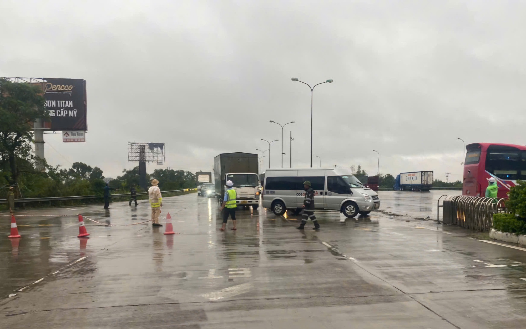 Cấm xe v&agrave;o cao tốc Ph&aacute;p V&acirc;n - Cầu Giẽ, người d&acirc;n đi hướng n&agrave;o?