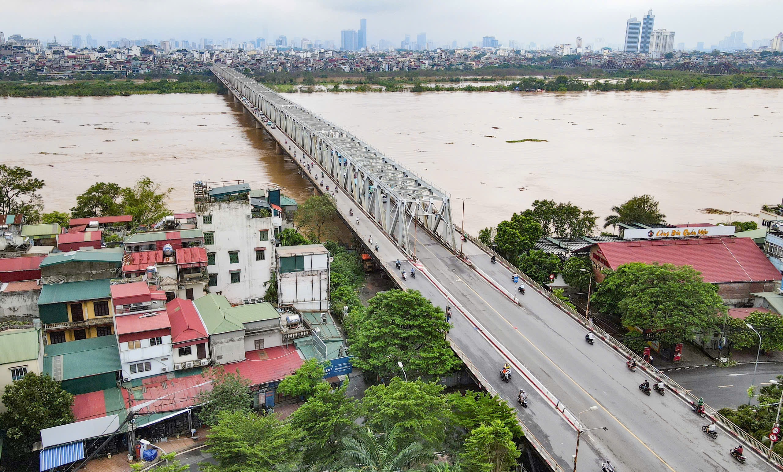 Toàn cảnh cầu Chương Dương, Long Biên ngày nước sông Hồng dâng cao- Ảnh 4. Toàn cảnh cầu Chương Dương, Long Biên ngày nước sông Hồng dâng cao- Ảnh 4.