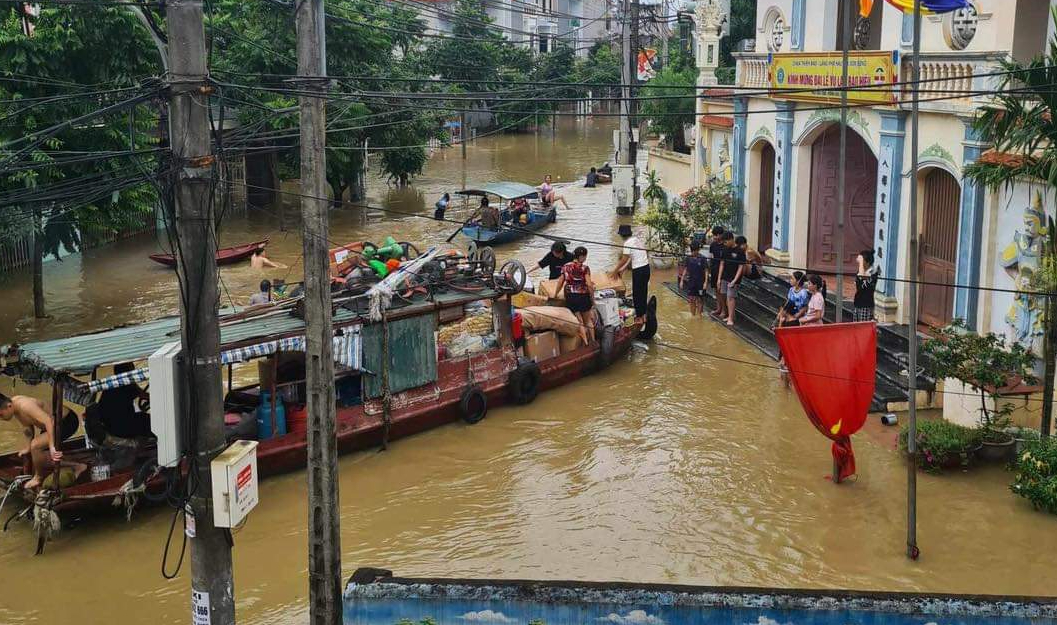 Vĩnh Ph&uacute;c: Mực nước tr&ecirc;n s&ocirc;ng Ph&oacute; Đ&aacute;y l&ecirc;n cao, người d&acirc;n phải di chuyển bằng thuyền- Ảnh 4.