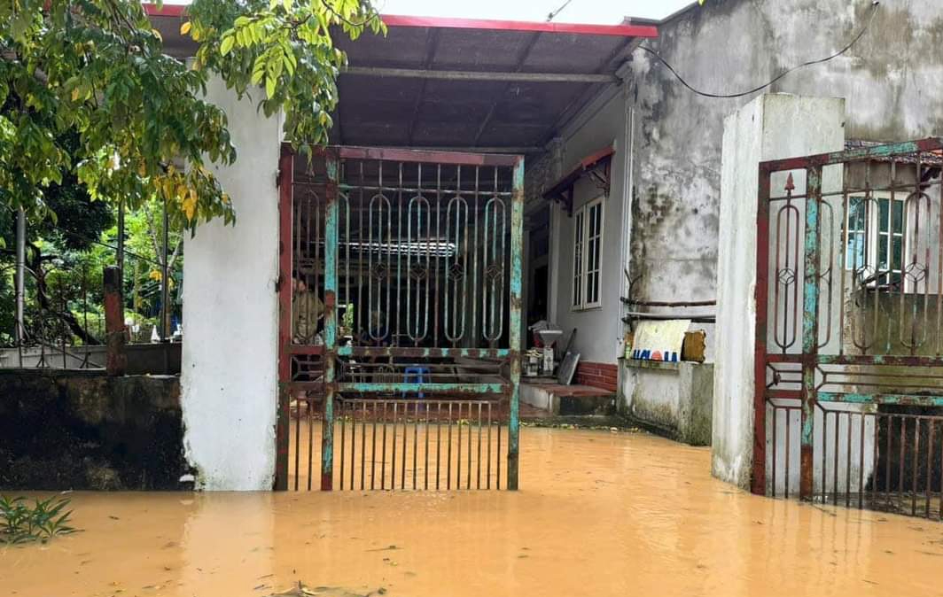 Vĩnh Ph&uacute;c: Mực nước tr&ecirc;n s&ocirc;ng Ph&oacute; Đ&aacute;y l&ecirc;n cao, người d&acirc;n phải di chuyển bằng thuyền- Ảnh 6.