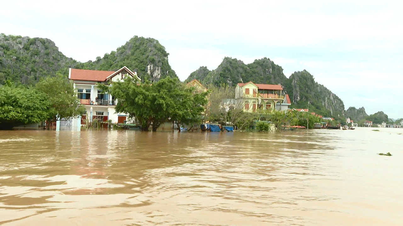Nước s&ocirc;ng d&acirc;ng cao, hơn 600 hộ d&acirc;n ở Ninh B&igrave;nh bị c&ocirc; lập- Ảnh 1.