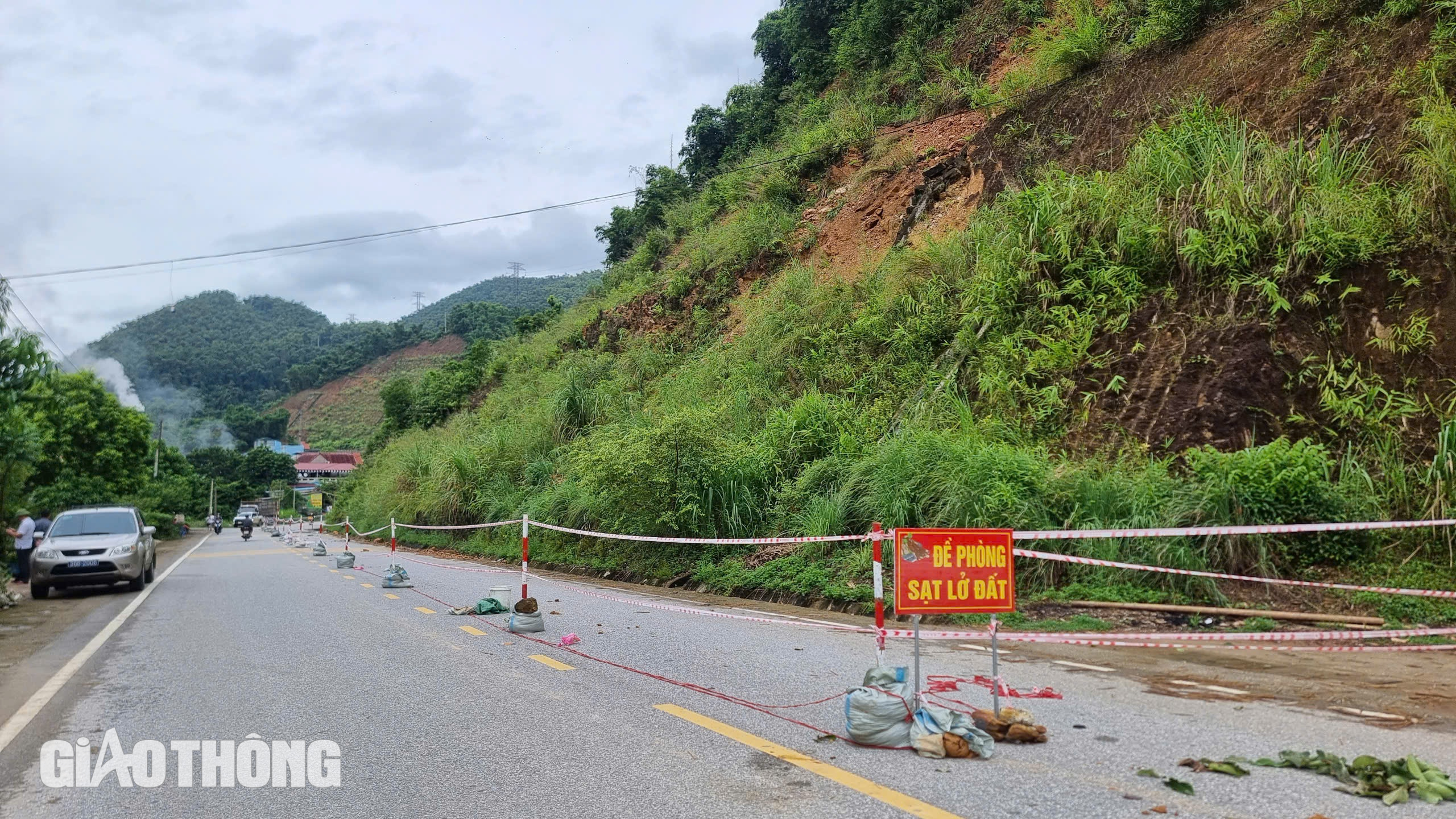 Quả đồi ở Thanh H&oacute;a nứt diện rộng, nguy cơ sạt lở xuống quốc lộ 15- Ảnh 8.