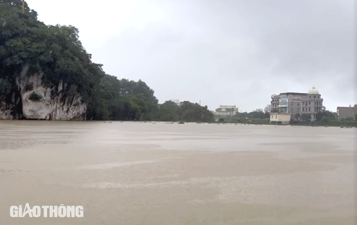 Ninh B&igrave;nh tạm dừng c&aacute;c bến đ&ograve; ngang, cấm xe tải nặng chạy tr&ecirc;n đ&ecirc;- Ảnh 1.