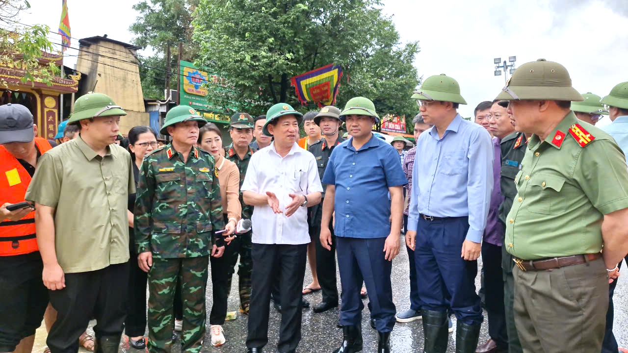 Ph&oacute; thủ tướng Hồ Đức Phớc: Kh&ocirc;ng để người d&acirc;n đ&oacute;i, r&eacute;t v&igrave; mưa lũ- Ảnh 1.