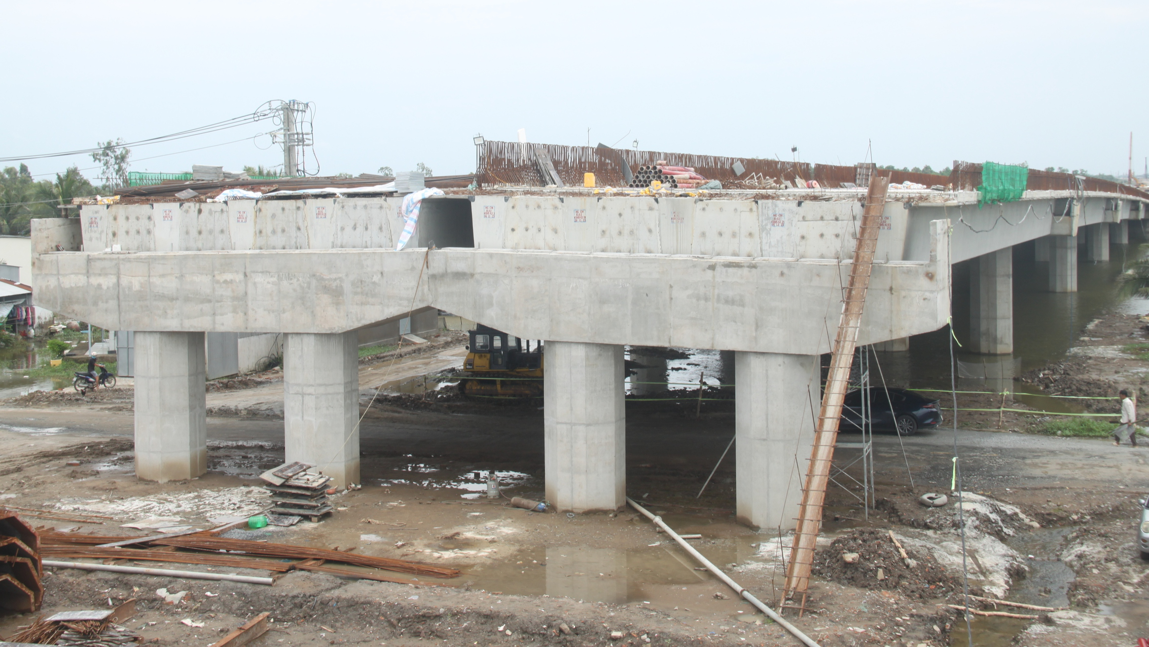 Thi c&ocirc;ng cầu tr&ecirc;n cao tốc, hạn chế giao th&ocirc;ng thủy ở C&agrave; Mau - Ảnh 1.