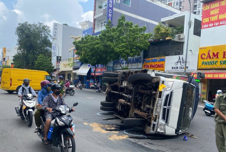 TP.HCM: Xe tải lật ngang giữa đường, giao th&ocirc;ng &ugrave;n tắc nghi&ecirc;m trọng- Ảnh 1.