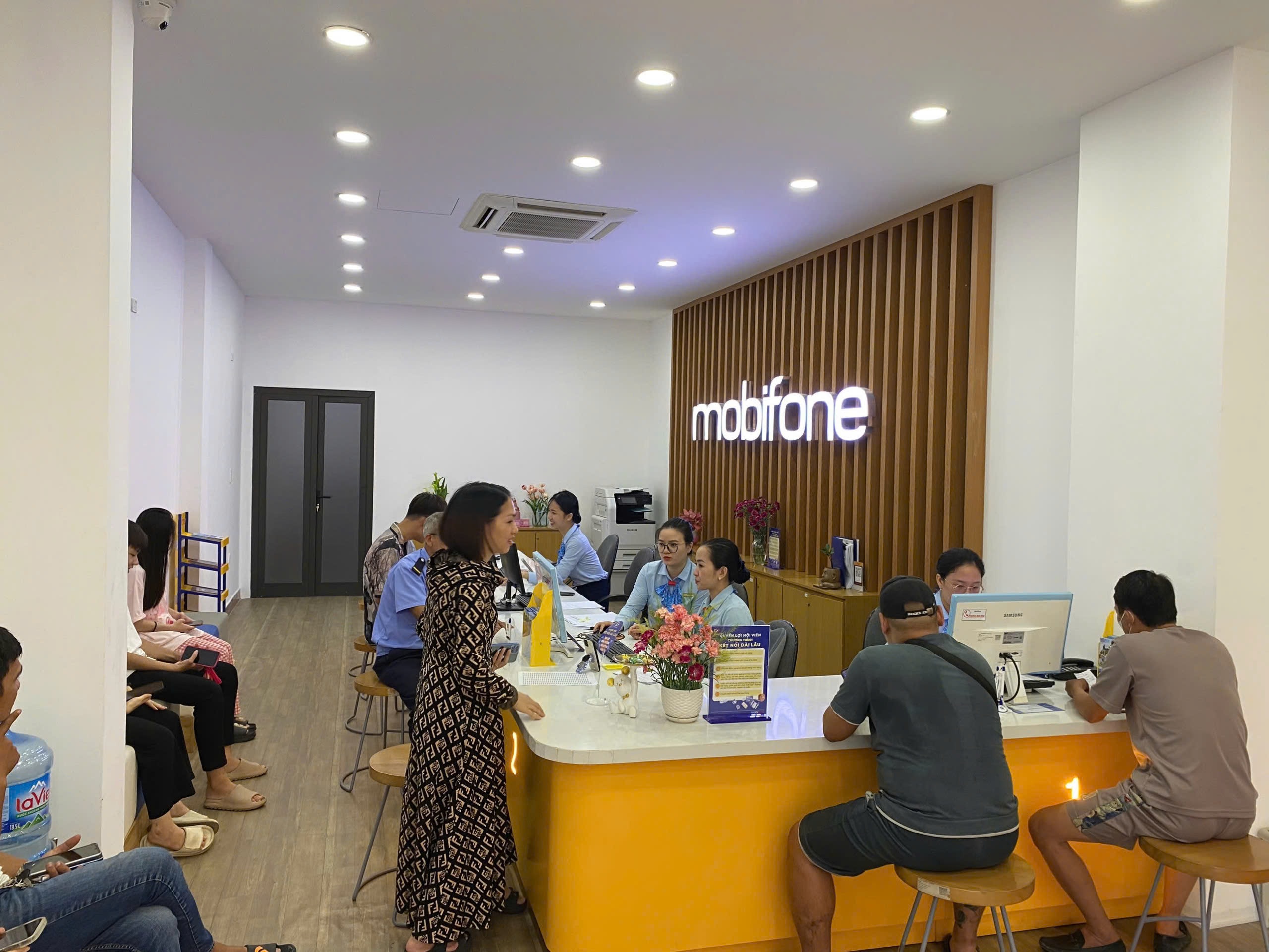 MobiFone tặng tiền cho kh&aacute;ch h&agrave;ng ở v&ugrave;ng lũ, lụt- Ảnh 1.
