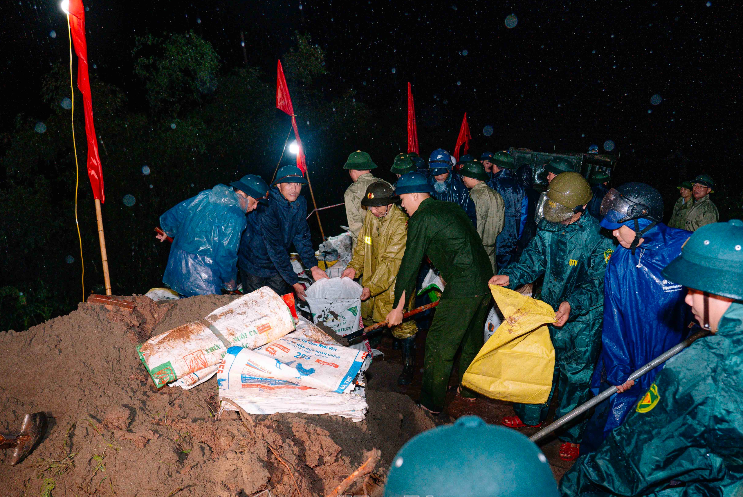 H&agrave;ng ngh&igrave;n người ở H&agrave; Nam gia cố đ&ecirc;, chạy lũ cả ng&agrave;y lẫn đ&ecirc;m- Ảnh 1.