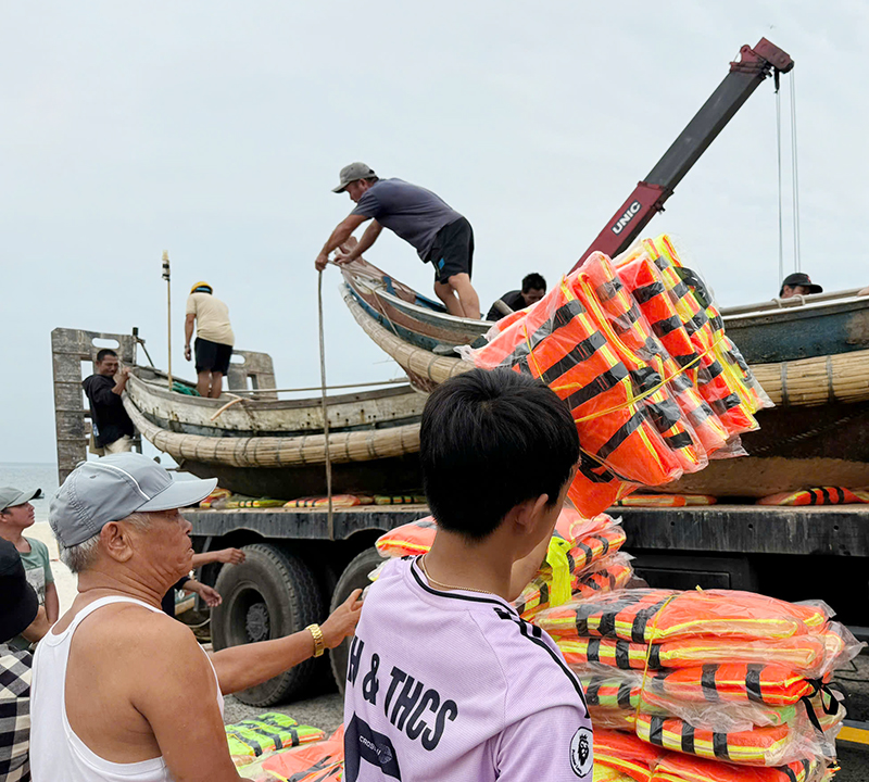 Hà Tĩnh, Quảng Bình ủng hộ người dân vùng lũ hơn 7 tỷ đồng- Ảnh 3. Hà Tĩnh, Quảng Bình ủng hộ người dân vùng lũ hơn 7 tỷ đồng- Ảnh 3.