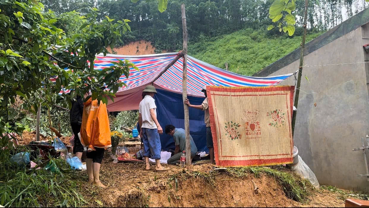 Lại sạt lở đất ở th&agrave;nh phố Y&ecirc;n B&aacute;i, 4 người một gia đ&igrave;nh tử vong- Ảnh 1.