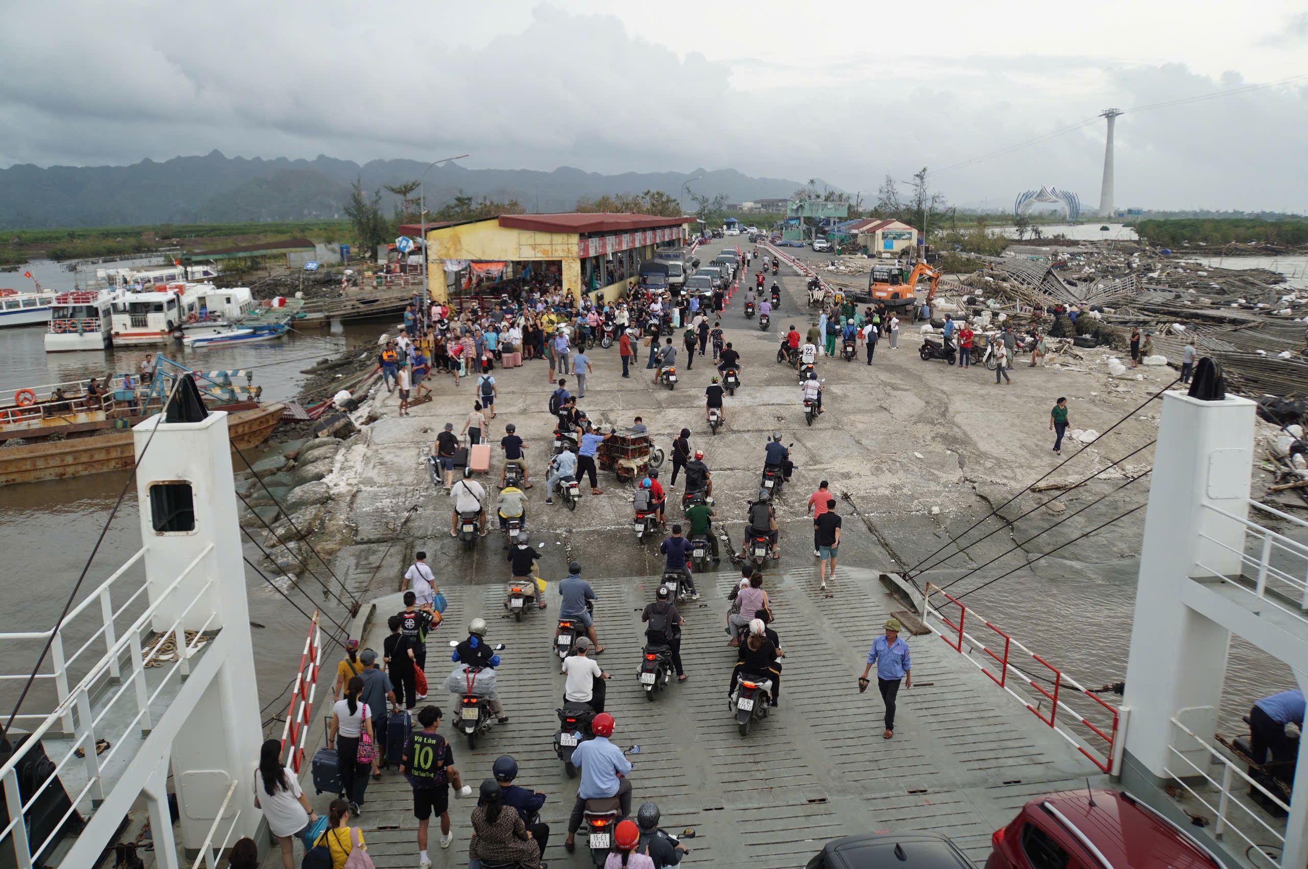 Cận cảnh đảo C&aacute;t B&agrave; bị c&ocirc; lập sau b&atilde;o Yagi c&agrave;n qu&eacute;t- Ảnh 11.