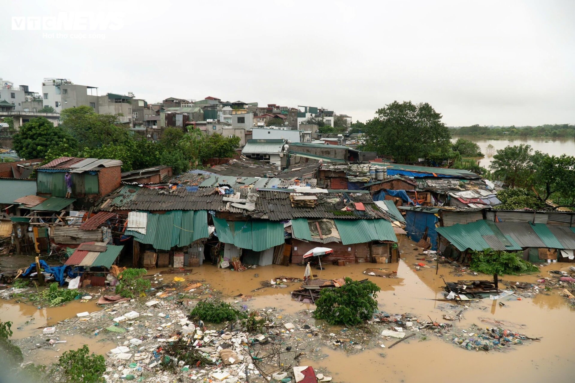 Mưa lũ H&agrave; Nội: Nội th&agrave;nh an to&agrave;n, nh&agrave; d&acirc;n ven s&ocirc;ng ngập s&acirc;u- Ảnh 1.